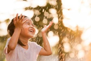5 Tips agar Anak dapat Bemain Saat Hujan