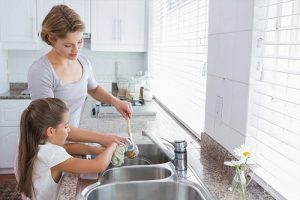 5 Tips Mendidik Anak Agar Suka Membantu