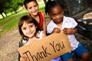 5 Tips untuk Mengajari Anak Berterima Kasih ke Orang Lain