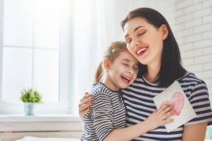 7 Manfaat Memberikan Pelukan Pada Anak