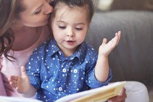 4 Tips Memilih Cara Mengasuh Anak yang Baik