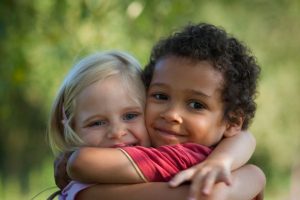 5 Cara Mengajarkan Anak Cowok Untuk Menghormati Perempuan