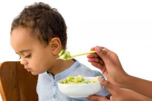 5 Cara Mengatasi Anak yang Mengalami Gejala Fobia Sosial