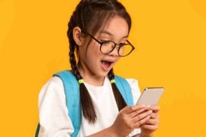 10 Tips Agar Anak Tidak Kecanduan Main HP