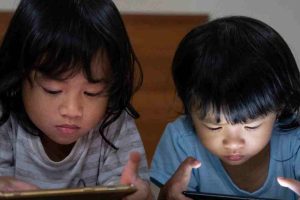 7 Tips agar Anak Tidak Kecanduan Main HP / Gadget yang Perlu Dilakukan Ayah Bunda