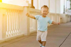 5 Stimulasi untuk Merangsang Bayi 11 Bulan agar Cepat Berjalan yang Perlu Diketahui