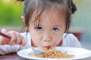 7 Tips Cara Ampuh agar Anak Bisa Makan Sendiri yang Bisa Dilakukan Orang Tua