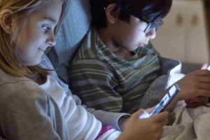 7 Dampak Negatif Main HP bagi Anak Usia Dini yang Perlu Diketahui