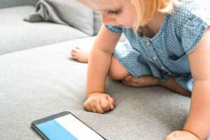 8 Efek Negatif Jika Anak Kecanduan HP yang Sebaiknya Diketahui Sejak Dini